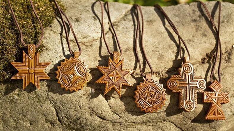 amuletos e talismanes de madeira