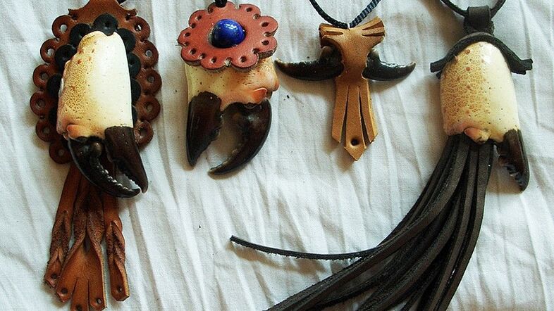 amuletos e talismanes feitos de coiro xenuíno