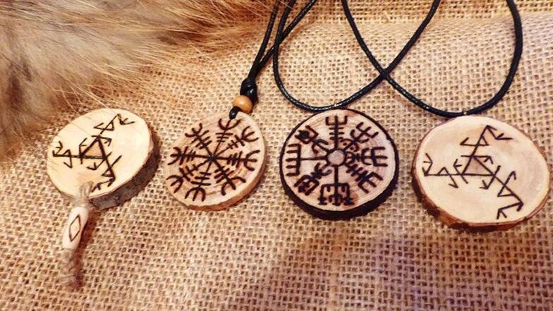 talismanes e amuletos feitos de madeira