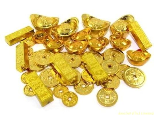 lingotes de ouro e moedas como amuletos da sorte