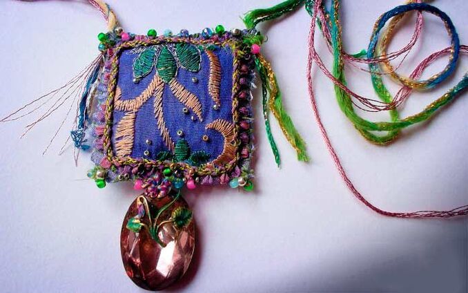 amuletos bordados para saúde e boa sorte