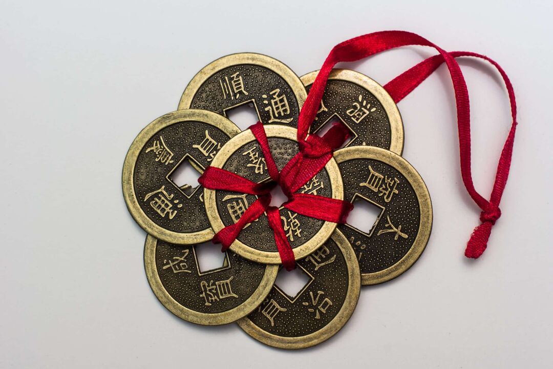 Amuleto chinés por diñeiro cos xeroglíficos correspondentes