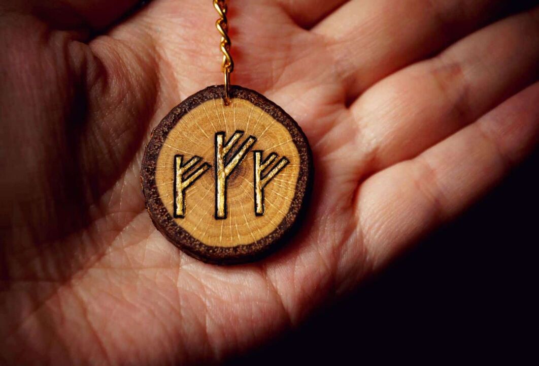 Chaveiro-amuleto de diñeiro de carballo Triple Fehu