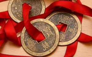 Chinés moedas amarre cunha fita vermella